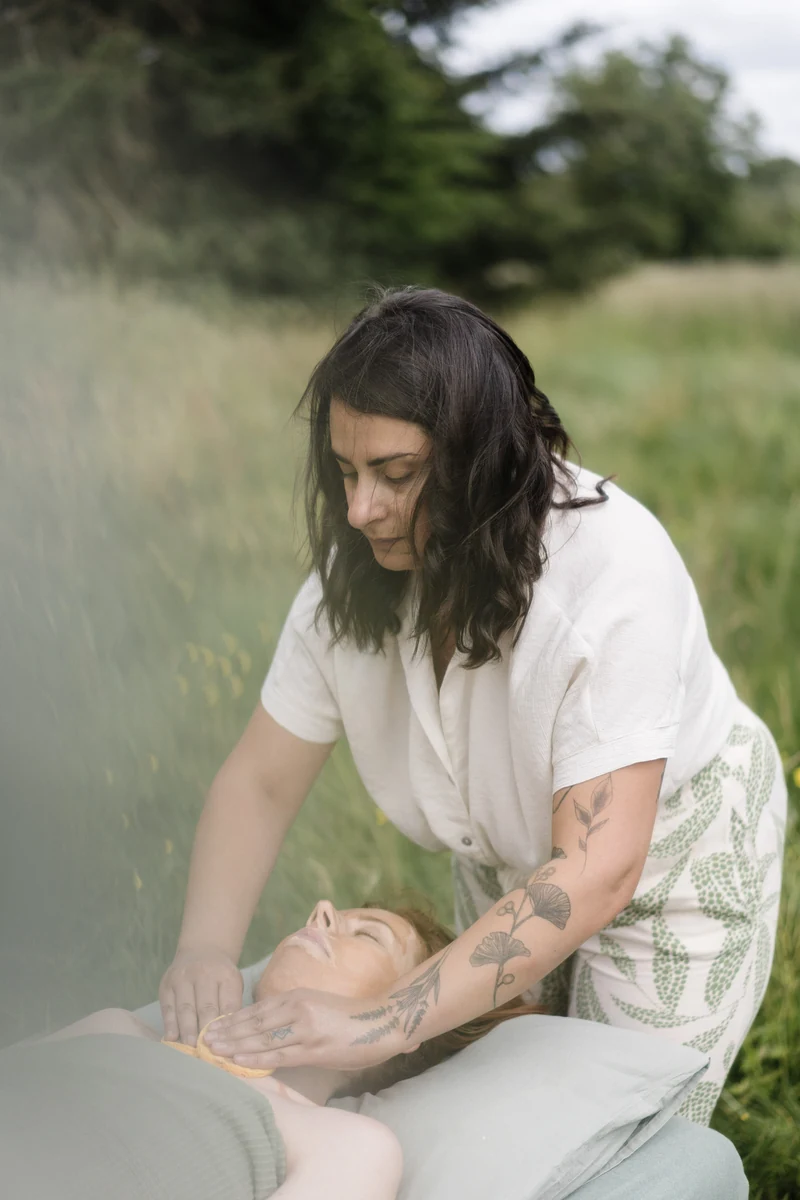 Joy Youssef — HERBAE, lors d’un soin du visage